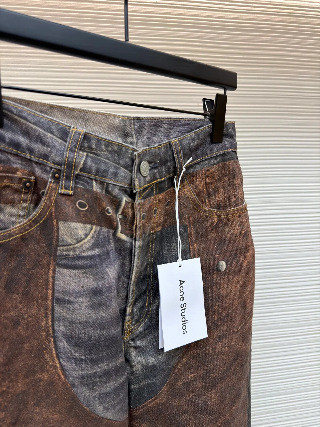 Acne Studios 3D trompe l'oeil retro printed jeans ●Original version: Purchased and developed by 4309 ●Item number: 1681025-A80 ●Material: denim fabric ●Technology: distressed print production ●Version: loose fit ●Weight: about 650 grams ●Size: 42-44-46-48-50-52 ●Description: This pair of jeans uses a seasonal "deception" shorts print, made of canvas, with a polished surface and a soft touch. Cut to a regular fit, they have a medium waist and wide, straight legs that flare slightly from the knee. The trompe l'oeil print of distressed denim and retro leather is the core, seamlessly blending the textures and colors of the two materials. The metal buckle on the front adds a cool layer, the zipper and rivet design on the trouser legs hide punk genes, and the lace-up element on the back waist injects a touch of retro romance into the whole. Wear jeans into an artistic piece that can be either salty or sweet. The overall wiring is straight and delicate, the fabric is comfortable and soft, and the color is consistent without color difference. It can be matched with the same style to create a fashionable look and control various occasions. Customized accessories, complete with three standards, same style for men and women!